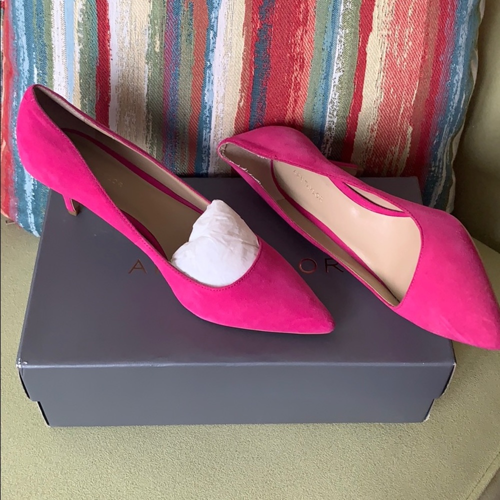 Ann Taylor Suede pumps